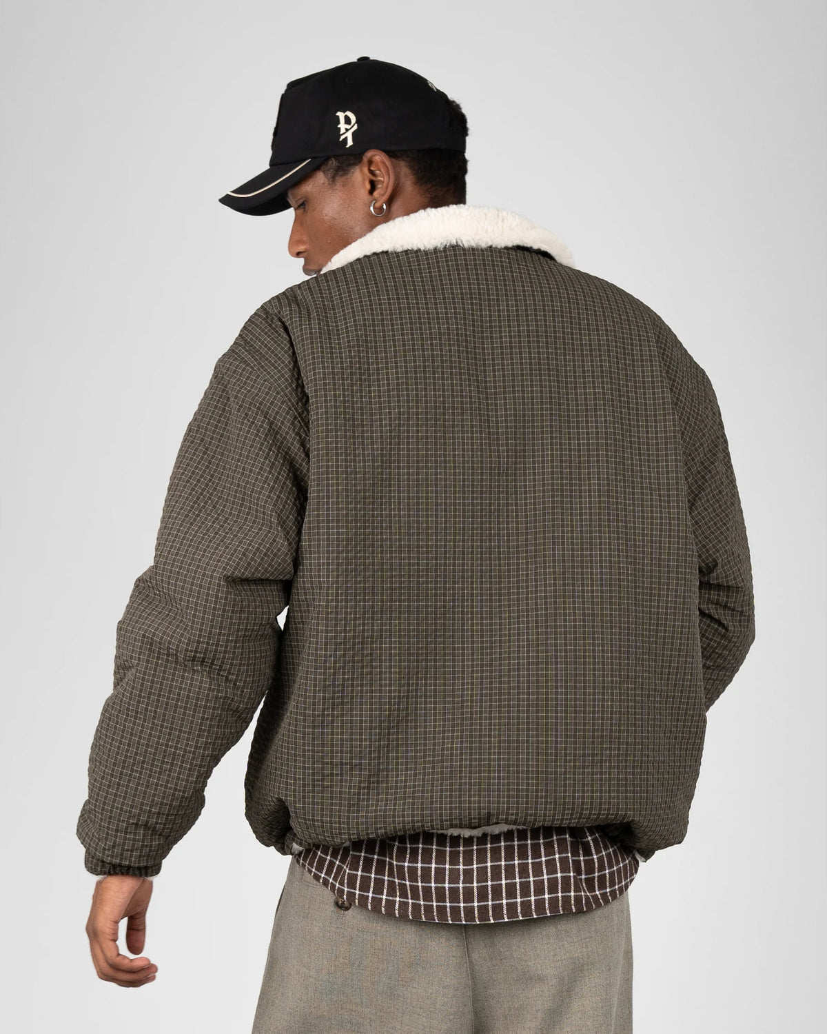 Prohibited Throwback Sherpa Half-Zip in bruin, gedragen door model