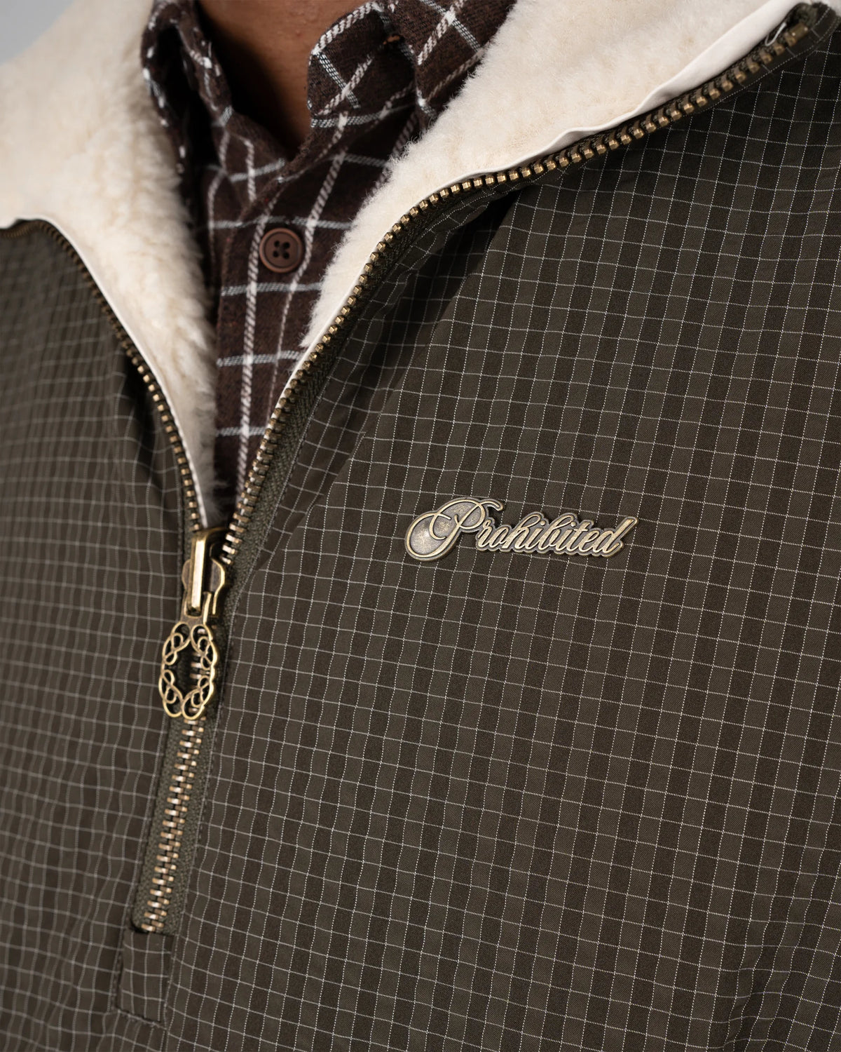 Prohibited Throwback Sherpa Half-Zip in bruin, gedragen door model