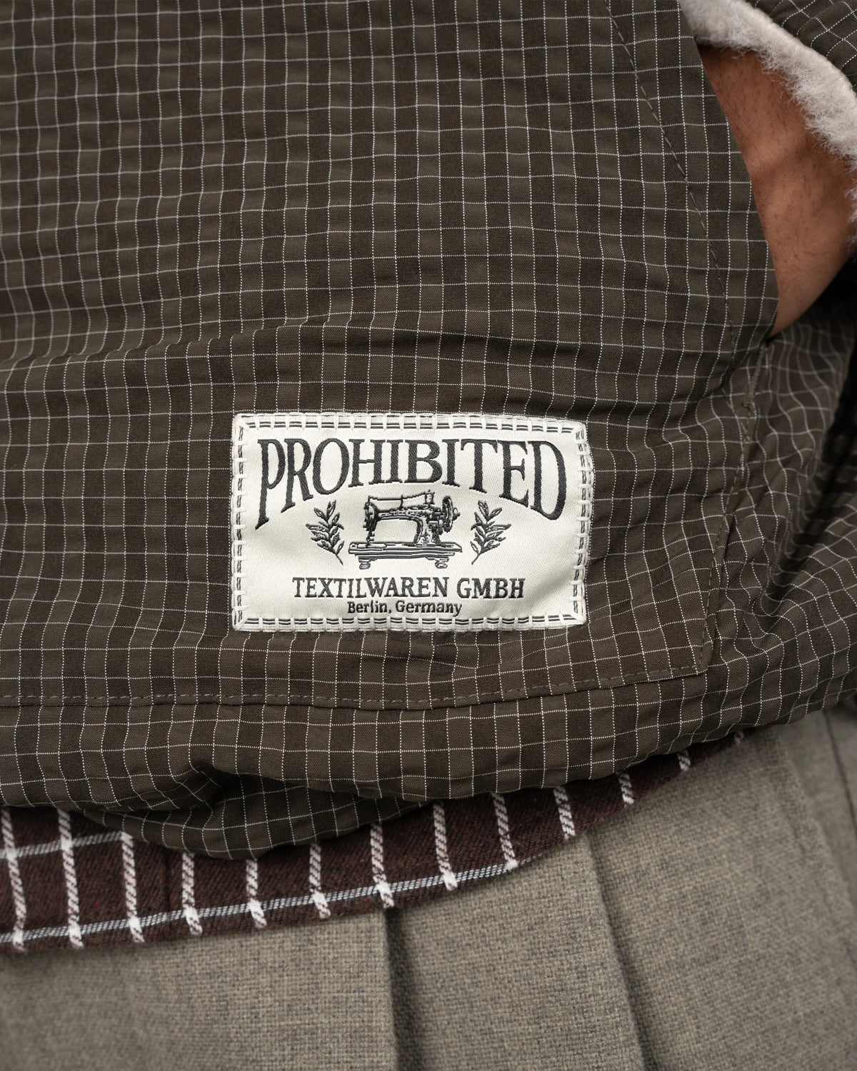 Prohibited Throwback Sherpa Half-Zip in bruin, gedragen door model
