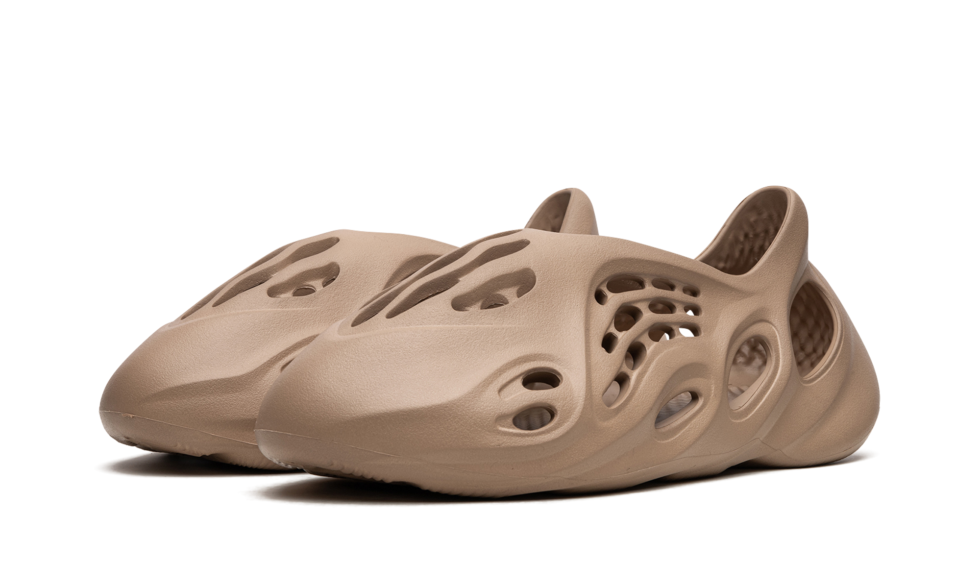 adidas yeezy foam rnr clay taupe+GV6842+diagnol left view